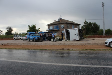 Konya'da askerleri taşıyan midibüs devrildi: 3 yaralı