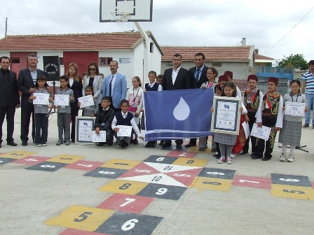 Tuzlukçu'da okullara mavi bayrak verildi