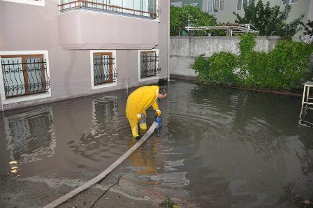 Konya’da yağmur sonrası su baskınları oluştu