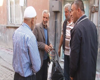 Öldü sanılan adam elinde boyayla geldi