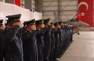 Annesi başörtülü SUBAY olamaz