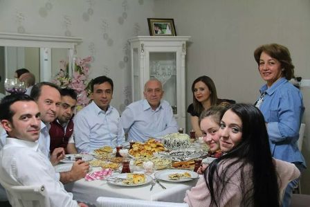 Muhteşem kadro yemekte