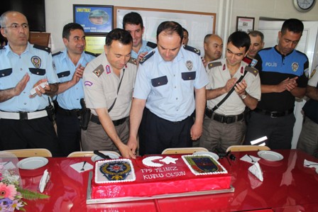 Polisten jandarmaya yaş pastalı kutlama