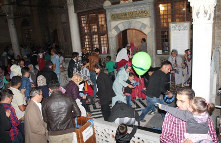 BERAT KANDİLİ'NDE HALK MEVLANA'YA AKIN ETTİ