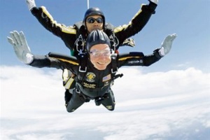 Bush 90. yaşını parşütle atlayarak kutladı