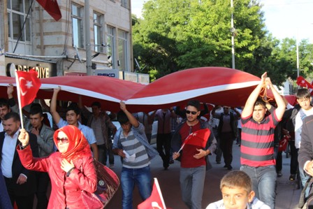 Karapınar'da bayrağa saygı yürüyüşü düzenlendi