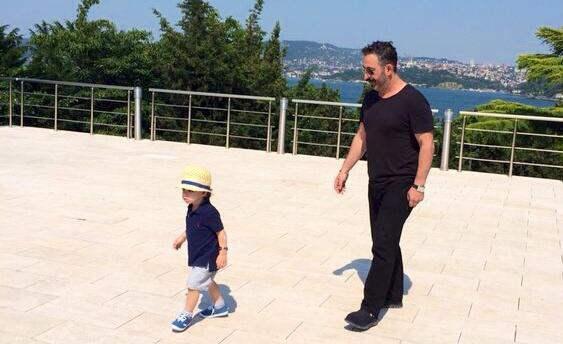 Cem Yılmaz oğluyla izinde