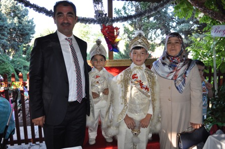 Genç ailesinin çifte mutluluğu