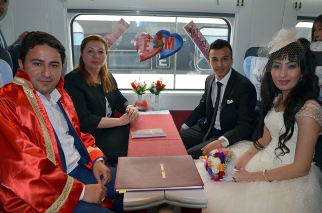 Musab Arıcı Esra Koçum YHT'de evlendi... İşte düğün fotoğrafları...