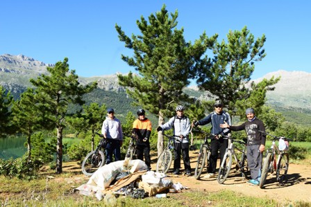 Doğa tutkunu bisikletçilerden örnek davranış