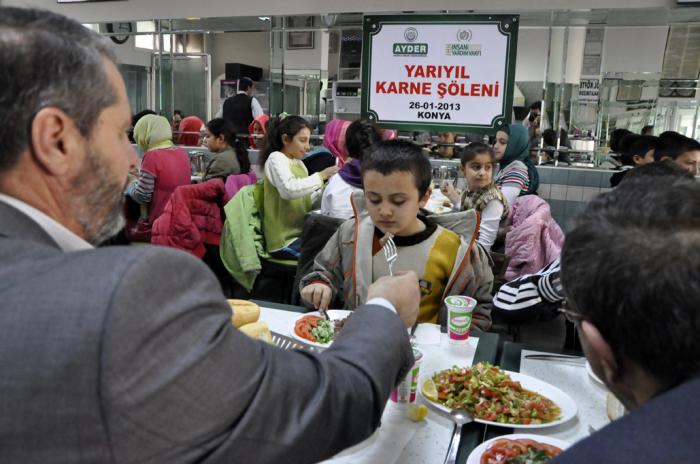İHH-AYDER'den yetimlere karne hediyesi