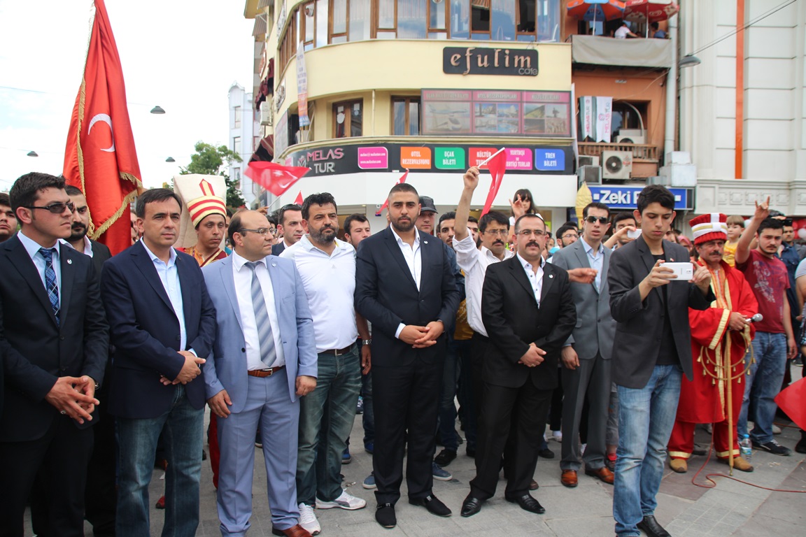 Bayrak indirilmesine tepkiler sürüyor