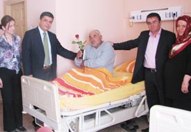Hastalara MEAL ve GÜL hediye ettiler