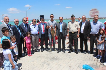 Çocuklar hayallerini göle bıraktı