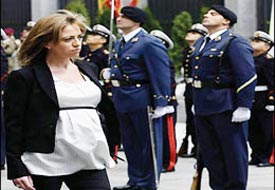 Hamile Savunma Bakanı olamaz mı?