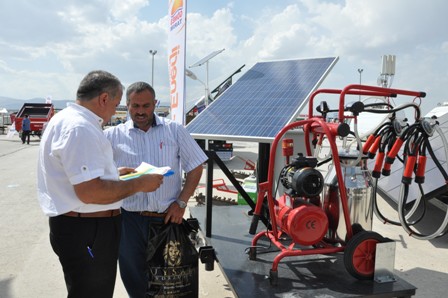 Güneş enerjisi ile çalışan süt sağma makinesi yaptı