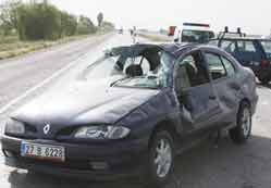 Otomobilin lastiği patladı: 3 yaralı