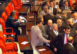 Kamer Genç'i LİNÇ edeceklerdi