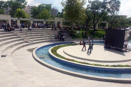 Gençler kendini Apaçi dansına verdi