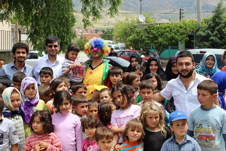 Selçuklu AK Gençlik Çocukları Sevindirdi
