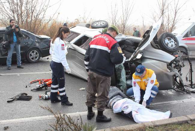 Manisa'da trafik kazası: 3 yaralı