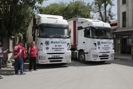 Telafer'e iki tır dolusu ayni yardım yola çıktı