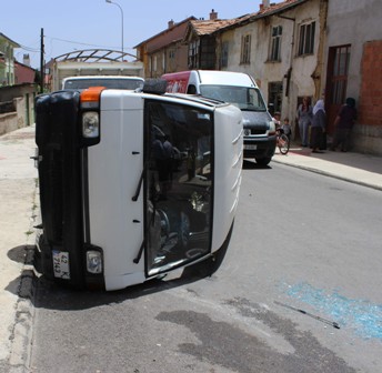 Seydişehir’de otomobille minibüs çarpıştı: 3 yaralı