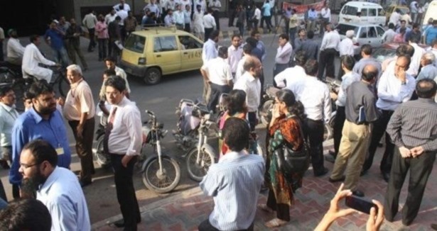 Teröristler sabah namazında camiyi taradı