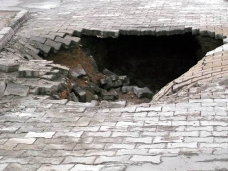 Ereğli’de su borusu patladı yol çöktü