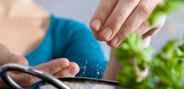 Oruçlu kimse yemeğin tuzuna bakabilir mi?