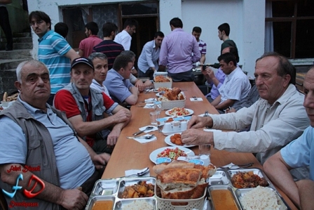 İftar sofrasında yapılan uzun sohbetler sağlığı bozabilir
