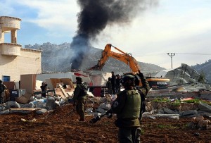 İsrail buldozerleri Batı Şeriada Filistinlilerin Evlerini Yıktı