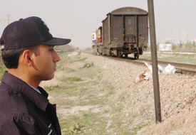 Tren rayına başını koyarak intihar etti