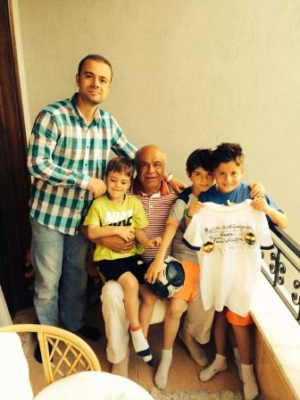 Veli Öncan, çocuklarla mutlu oluyor