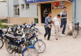 Mobilet hırsızları yakalandı