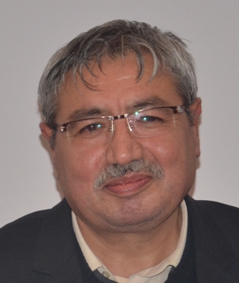 Tarihçi-Yazar Dr. Ahmet Uçar kitaplarını imzalıyor