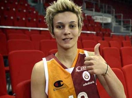 Işıl Alben Galatasaraylılarla vedalaştı... Işıl Alben kimdir?