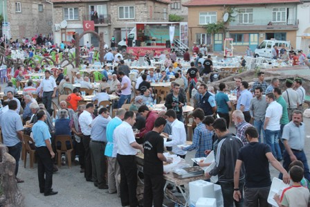 Huğlu'da havai fişek gösterili toplu iftar