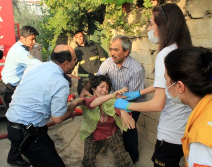 Konya’da yanan evine girmeye çalıştı