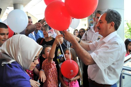 Başkan Akkaya çocuklara hediye dağıttı