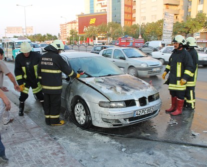 Tatlı almak için durdu otomobili yandı