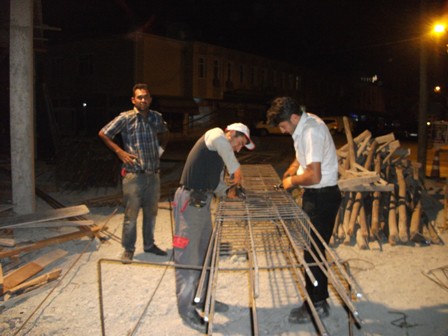 Karapınar'da inşaat işçilerinin gece mesaisi