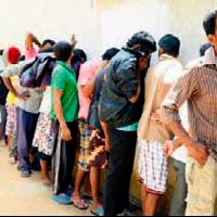 Anneler, çocukları için kendilerini astı