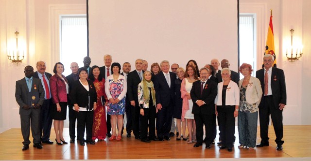 Almanya Cumhurbaşkanı 10 Türk'e liyakat nişanı verdi