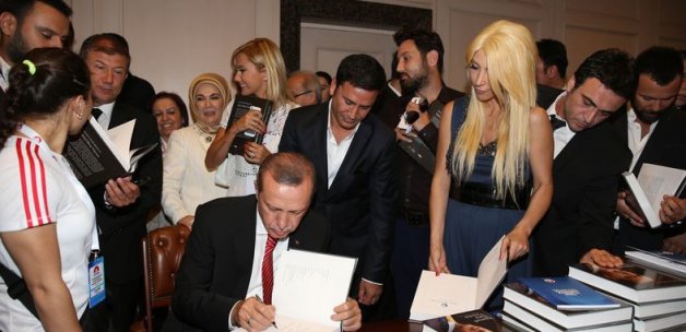 Başbakan Erdoğan'dan ünlü isimlere jest