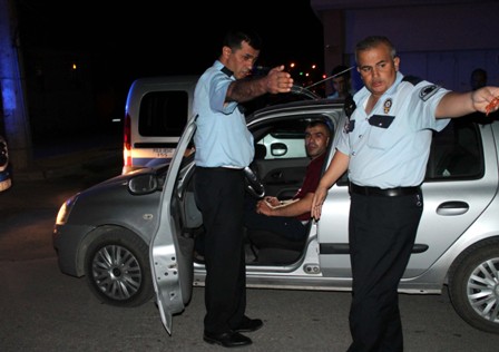 Direksiyon başında sızan sürücü polise zor anlar yaşattı
