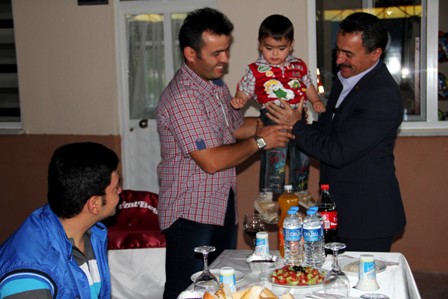 yetimler iftarda bir araya geldi