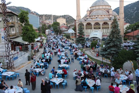 Akyürek Derebucaklılarla iftar yaptı