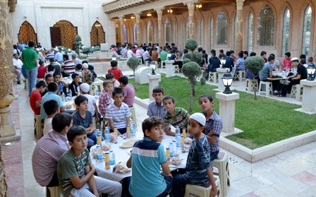 Yaz okulu öğrencileri iftarda buluşuyor
