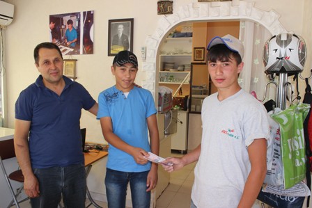 Yolda bulduğu parayı sahibine ulaştırdı
